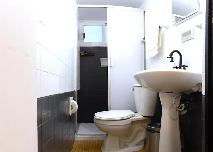 Location In Cozy Master Apartment